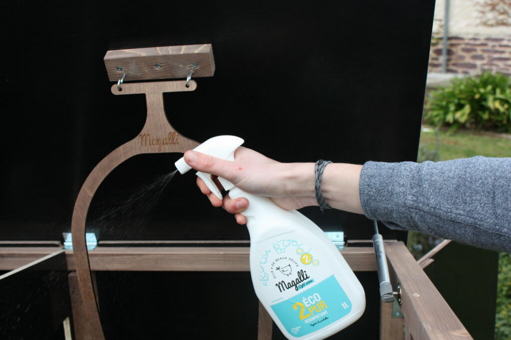 Nettoyage du poulailler pour la santé des poules